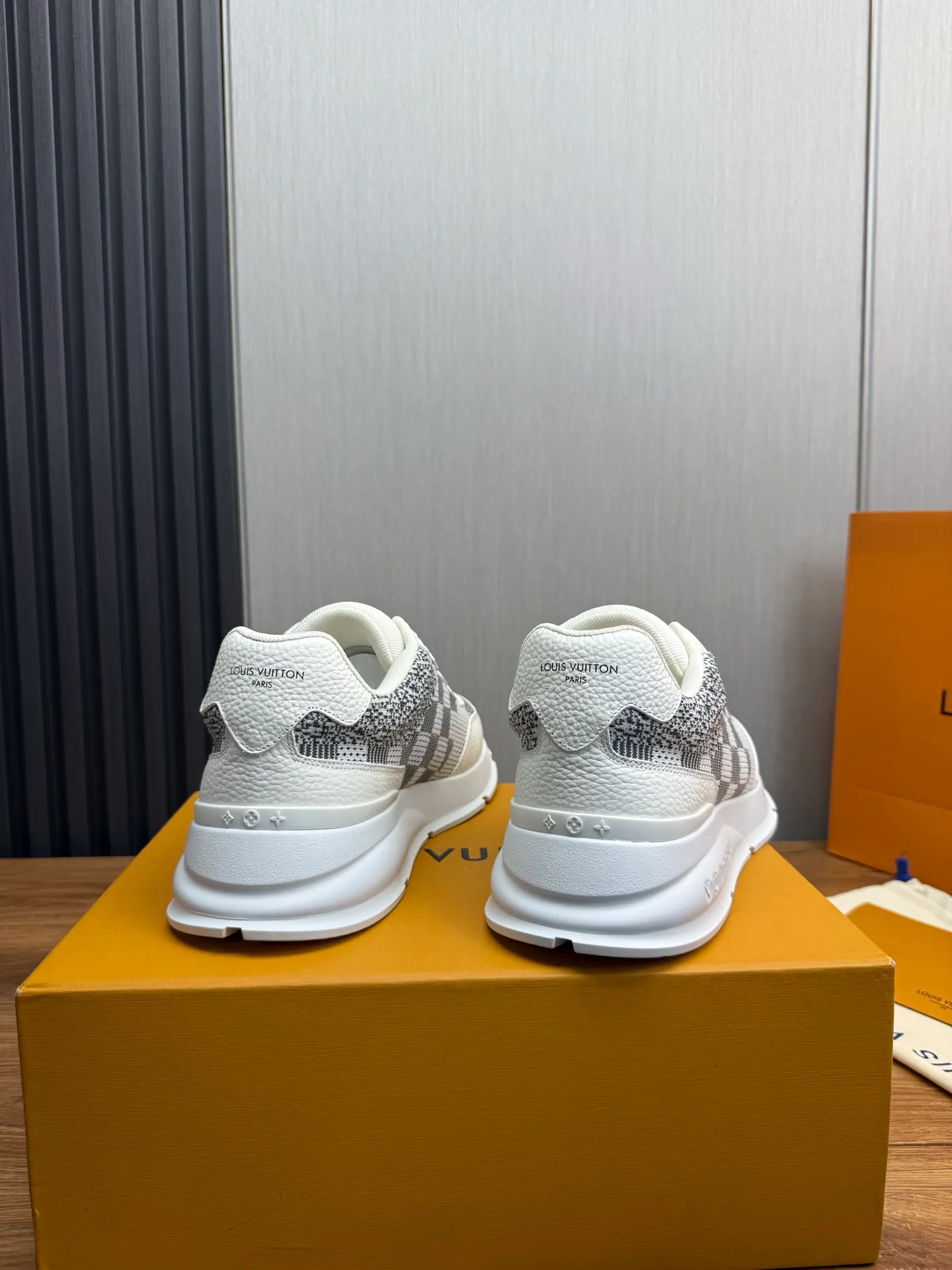 Men's shoes 💰640💰 LOUIS VUITTON [Luden Yiwei] The new trendy Lv is on the market 🎁, casual and fashionable men's shoes 👟 The upper is made of high-count and high-density fly weave + cowhide mesh lining, the original wear-resistant rubber outsole, the version is simple and elegant, exclusive for trendy men. 38-45 (45 is custom-made and cannot be returned or exchanged)